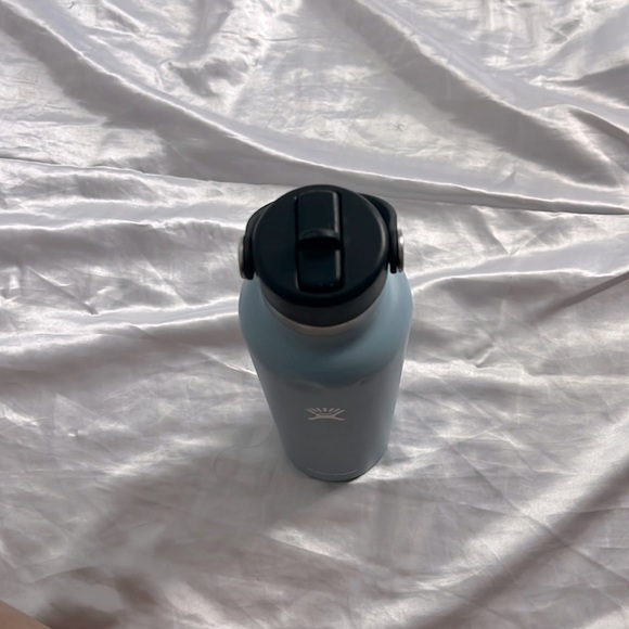 Baby blue hydro flask 24 ounce - Picture 2 of 6